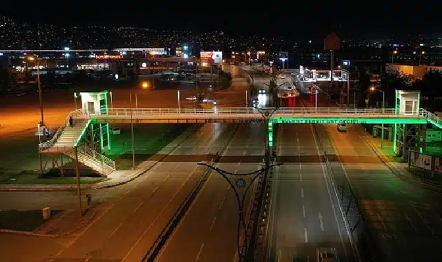 Kocaeli’nde üst geçitler yeşile büründü