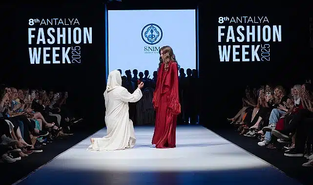 Podyumda sürpriz evlilik teklifi