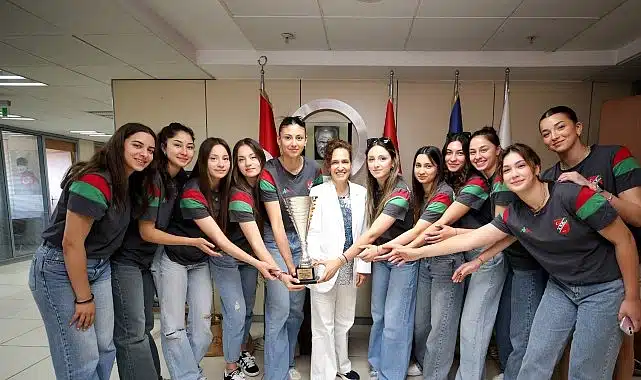 Voleybol ve yüzmede Karşıyaka rüzgarı esti