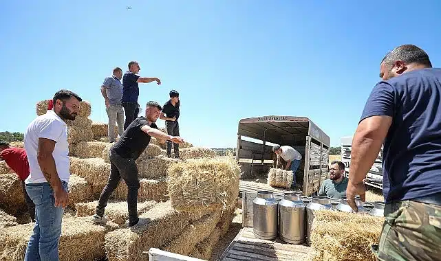 Buca Belediyesi’nden hayvancılık yapan köylülere saman balyası desteği