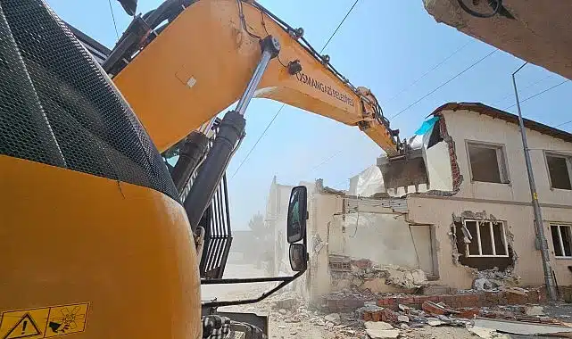 İki katlı kaçak bina yıkıldı