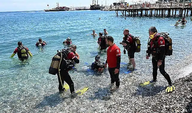 Kemer’de deniz dibi ve sahil temizliği etkinliği