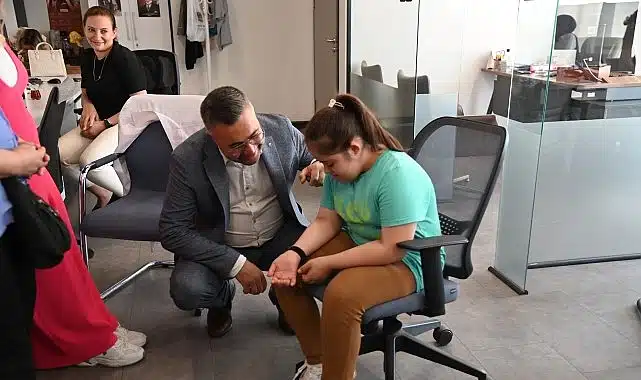 Büyükşehir’in “Ben Buradayım” Projesinde Bileklik Dağıtımı Sürüyor