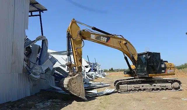 Akçalar’da 2 kaçak yapı yıkıldı