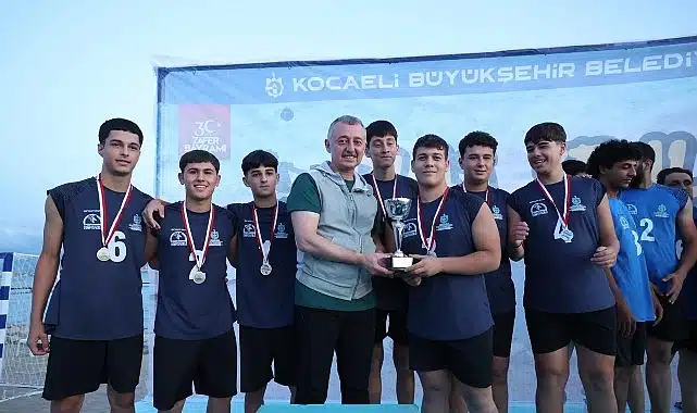 Başkan Büyükakın, gençlerin enerjisine ortak oldu; Plaj Şenlikleri Sekapark’ta başladı