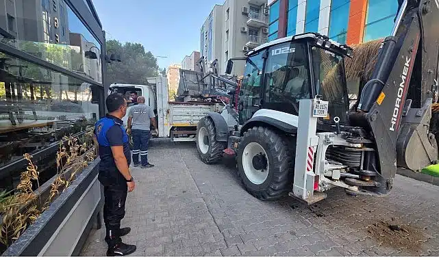 Bayraklı’da kaldırım işgallerine geçit yok