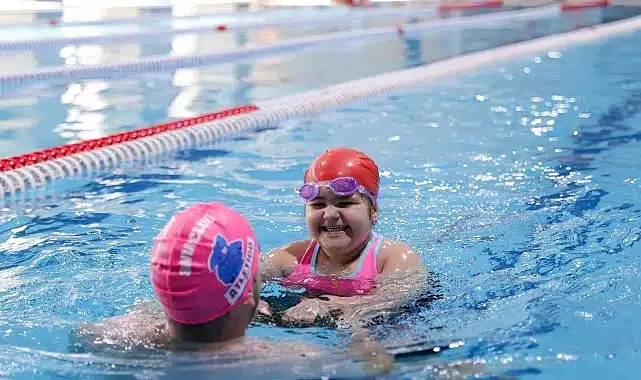 Buca’nın yıldızı Sporium yüzme kursları ile kapılarını açtı