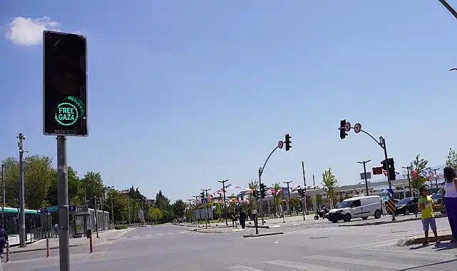 Büyükşehir, kırmızı ışıkla “Stop İsrail” dedi