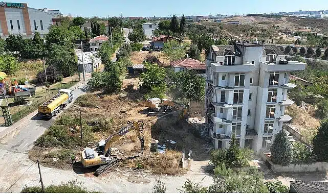Çayırova’da riskli yapıların yıkımına başlandı