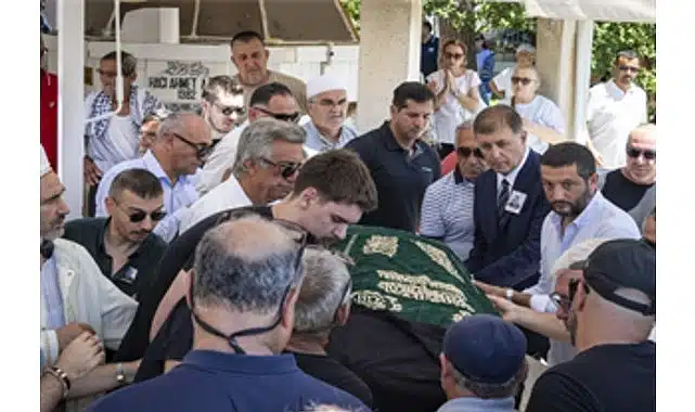 Foça’nın efsane başkanının oğlu son yolculuğuna uğurlandı