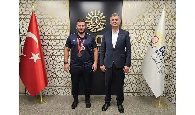 Gölcük Belediyespor pehlivanı Abdulrefik Öner başpehlivan oldu