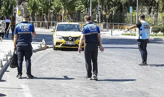 İzmir’de zabıta ekiplerinden yolcu kılığında taksi denetimi