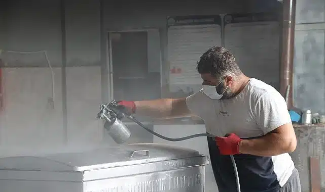 Kandıra Belediyesi, Çöp Konteynerlerini Tamir Ederek Tasarruf Sağlıyor