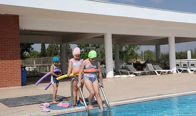 Özel bireyler yüzme kurslarıyla dolu dolu bir yaz geçiriyor