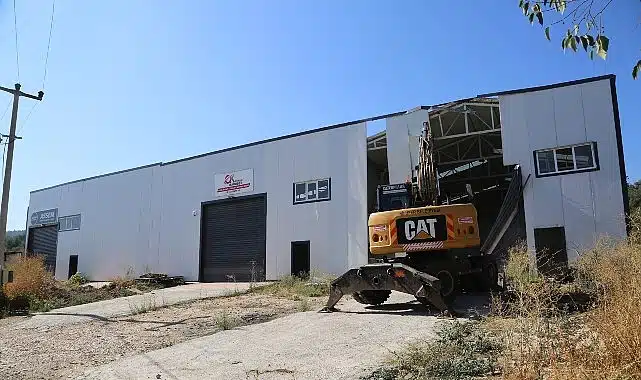 Tahtalı’da kaçak yapı yıkıldı