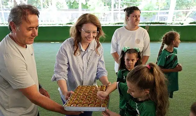 Abiş, minik sporcular ve anneleriyle sahada buluştu