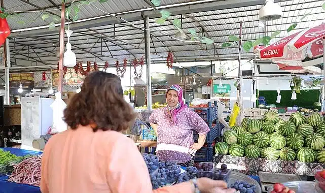 Başkan Hatice Gençay, Mavişehir Halk Pazarı’nı Ziyaret Etti