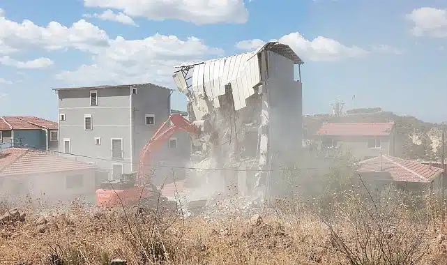 Bayraklı’da 5 katlı kaçak yapı yıkıldı