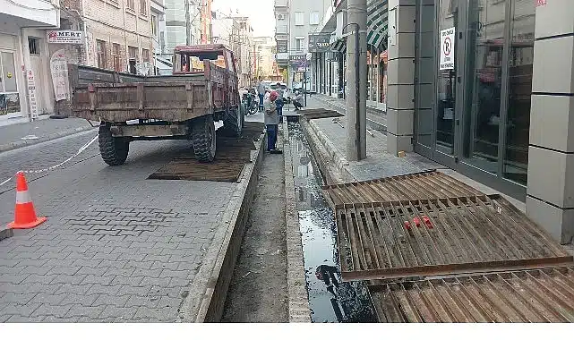 Burhaniye’de menfez ve mazgal temizlikleri başladı