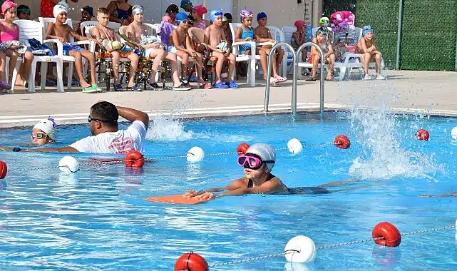 Çiğli Belediyesi’nden yüzme şenliği ve madalya töreni