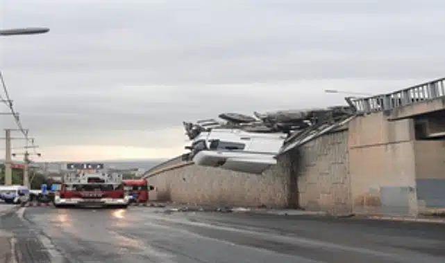 İzmir İtfaiyesi kaza sonrası viyadükte asılı kalan tır şoförünü kurtardı