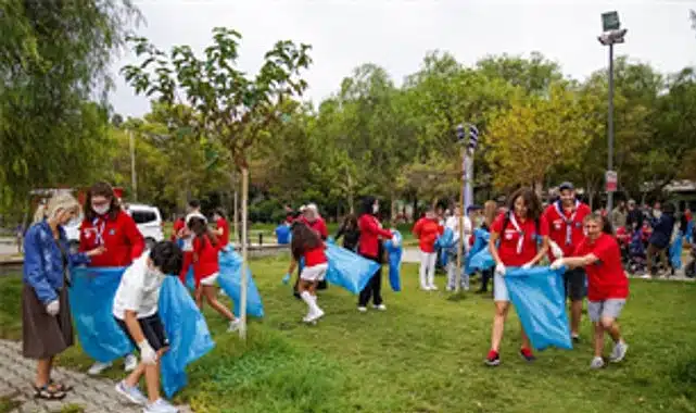 İzmirlilerden dünya rekoru için kıyı temizliği