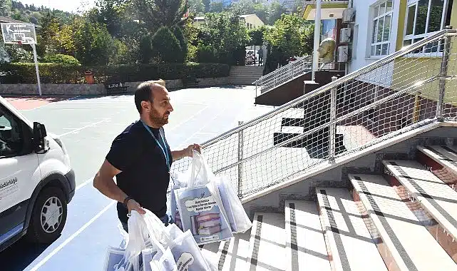 Kadıköy Belediyesi’nden İlkokul Öğrencilerine Kırtasiye Desteği
