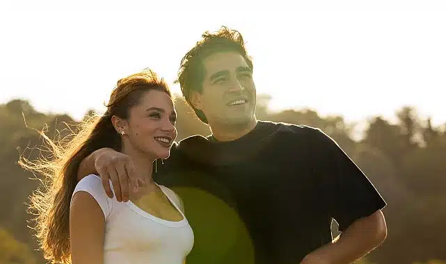 Mert Ramazan Demir ve Miray Daner’i Başrollerinde Buluşturan ‘Bize Bi’Şey Olmaz’ Dizisinden İlk Kare Yayınlandı