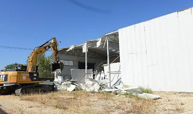 Ürünlü’de 2 kaçak yapı yıkıldı