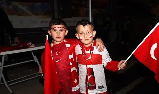 Büyükşehir’den milli maça binlerce bayrakla destek