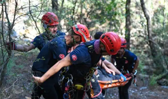 İzmir İtfaiyesi’nden Balçova Terapi Ormanları’nda kurtarma operasyonu