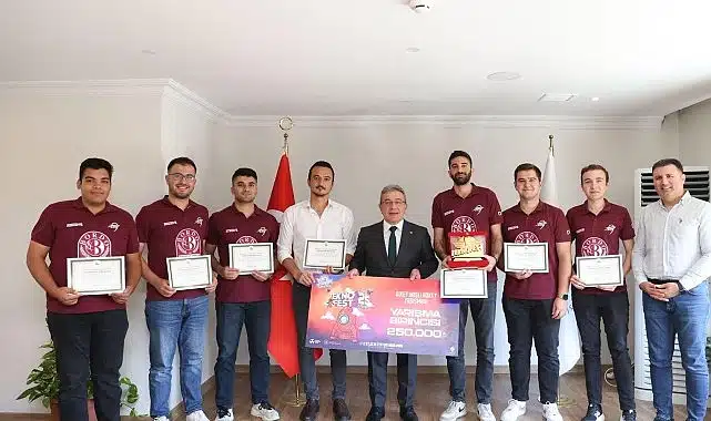TEKNOFEST kapsamındaki yarışmalarda derece elde eden DEÜ’lü öğrenci ve akademisyenler, tebrik belgelerini DEÜ Rektörü Prof. Dr. Bayram Yılmaz’ın elinden aldı.