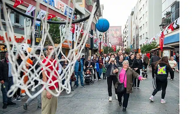 Karşıyaka Çarşısı’nda renkli anlar: Hergele Meydanı’na basketbol potası kuruldu