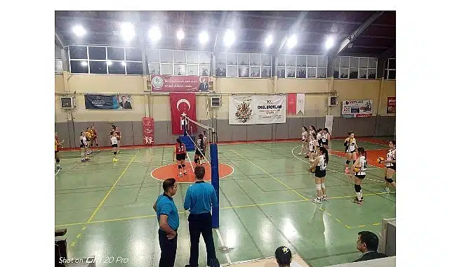 Çiğli Belediyesi’nin Voleybol Takımları Ligde Zirvede