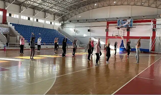 Narlıdere Belediyesi’nin açtığı aerobik kurslarına katılan kadınlar güne sağlıklı, enerjik ve zinde başlıyor