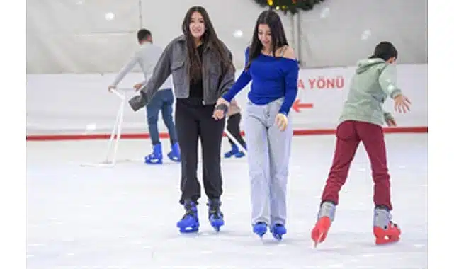 İzmir’de kışın keyfi buzda yaşanıyor