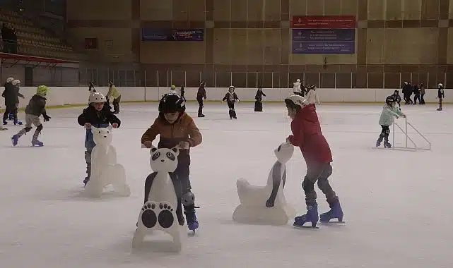 Maltepeli çocuklar tatilin keyfini buz pistinde çıkardı