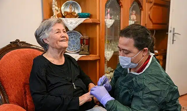 Bornova’da yaşlı ve engelliler evlerinde yalnız değil