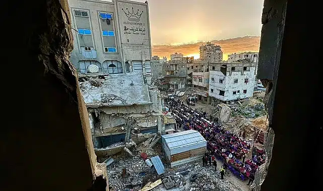 Türk Kızılay Gazze’de Ramazan’ın İlk İftar Sofrasını Kurdu