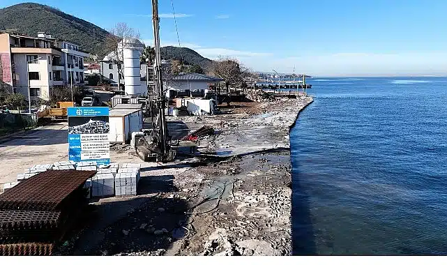 Ulaşlı sahil şeridi fırtınaya karşı yenileniyor