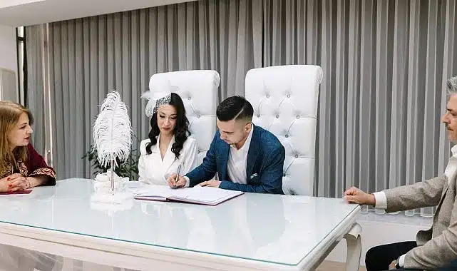 Balçova’da Yeni Evlenen Çiftlere Alışveriş Kartı Desteği