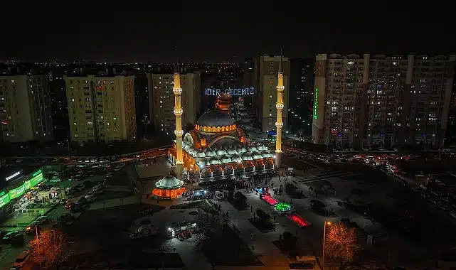 Başkan Pekyatırmacı Kadir Gecesi’nde Vatandaşlarla Selçuklu Merkez Camii’nde Buluştu