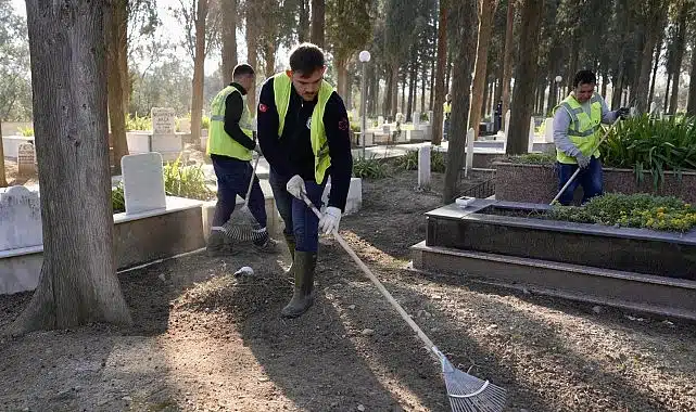 Burhaniye’de Ramazan Bayramı Öncesi Mezarlıklarda Kapsamlı Temizlik