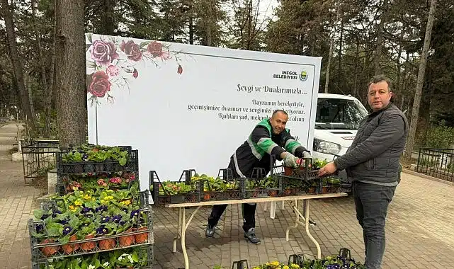 İnegöl’de Bayram Öncesi Mezarlıklar Çiçek Bahçesine Büründü