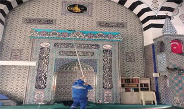 İzmir’in camilerinde bayram temizliği