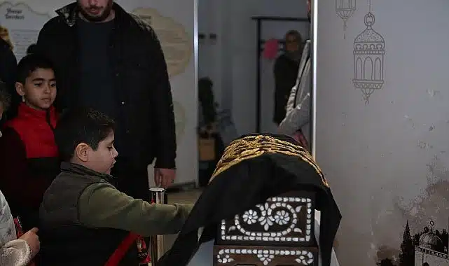 Kartepe’de Mukaddes Emanetlere Yoğun İlgi