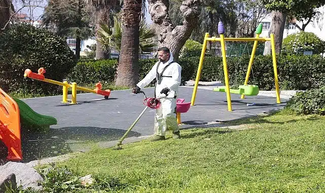 Konak’ın parkları bayramda çiçek gibi