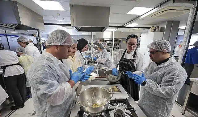 Konak’ın temiz kalpli şeflerinden down sendromuna ‘tatlı’ farkındalık