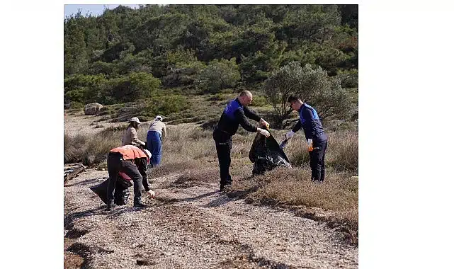 Lastikler, Naylon Atıklar ve Cam Şişeler Çevre Gönüllüleri Tarafından Titizlikle Toplandı.
