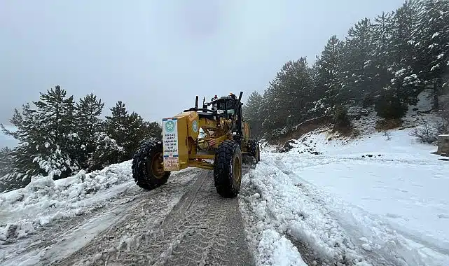Manisa Büyükşehir Belediyesinden Spil Dağı’nda Kar Mesaisi